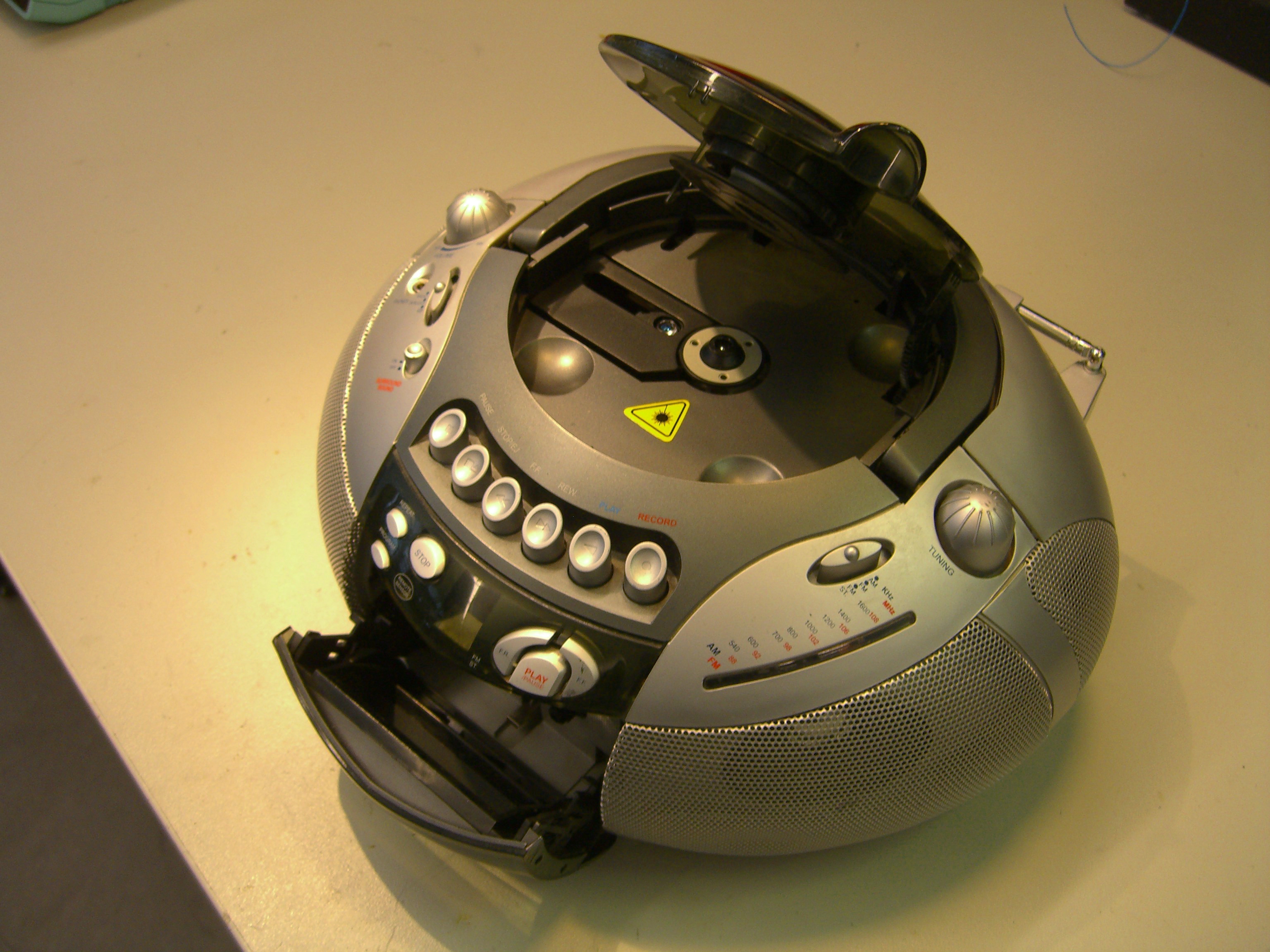 Protabler CD-Player mit offenem CD Fach