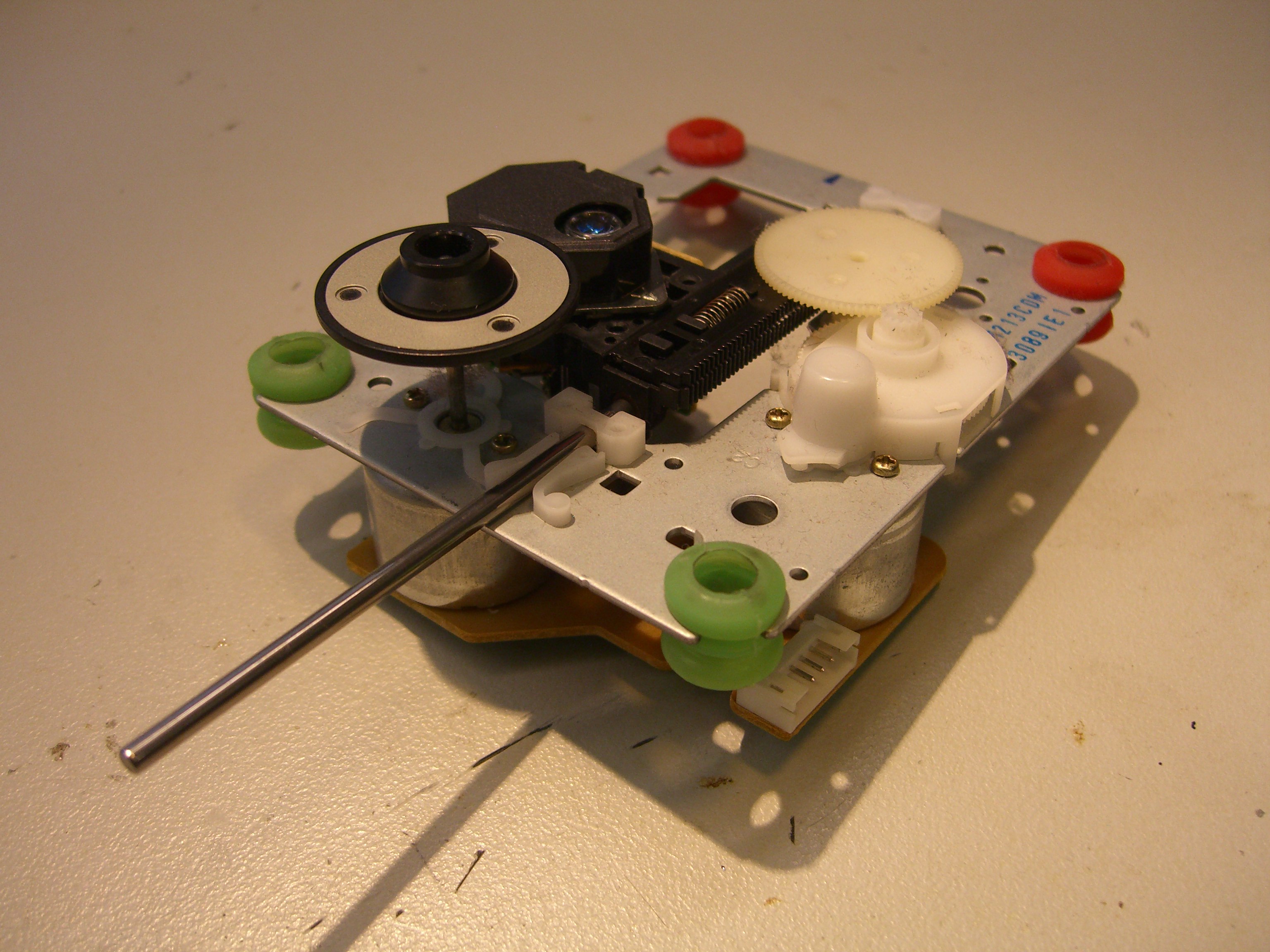 Geöffnetes Batteriefach eines portablen CD-Players